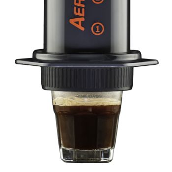 AeroPress® Flow Control Filter Cap im Einsatz